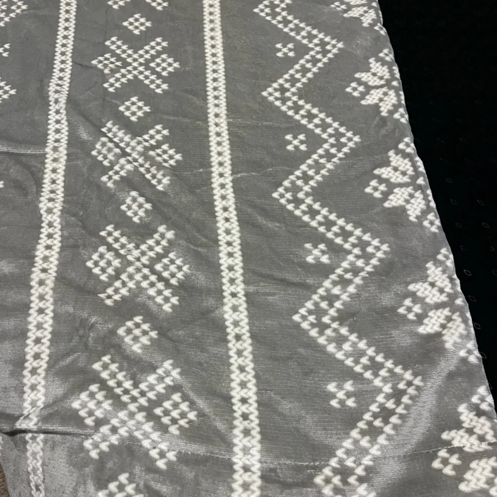 NWT Northeast Outfitters Cozy Gray White snow flake Sherpa Blanket 50x60